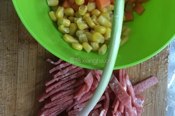 培根炒空心意面的做法图解4