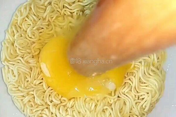火腿 方便面新吃法的做法图解1