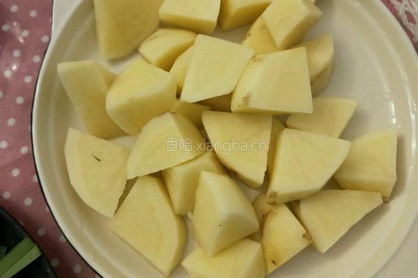 土豆烧鱼的做法图解2