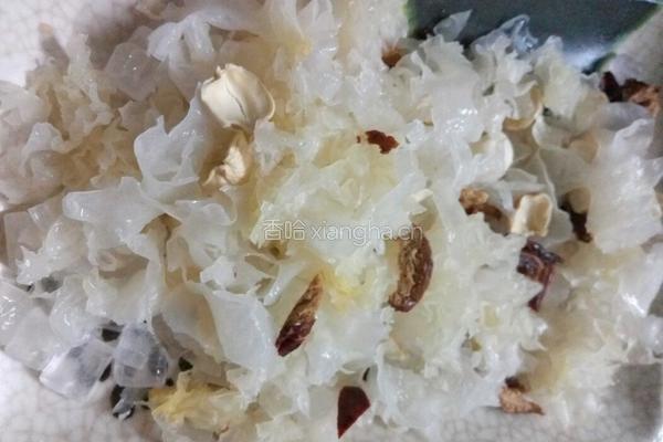 银耳莲子羹的做法图解3