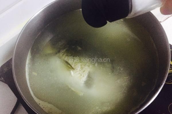 黑枸杞鲫鱼豆腐汤的做法图解9