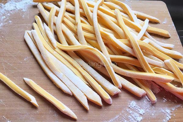 花旗参母鸡汤手工刀切面的做法图解3