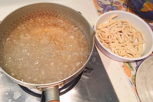 花旗参母鸡汤手工刀切面的做法图解5