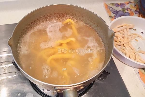 花旗参母鸡汤手工刀切面的做法图解6