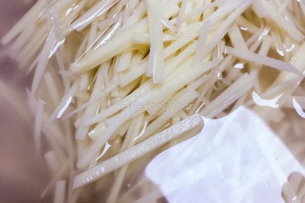 韭黄炒藕丝的做法图解2
