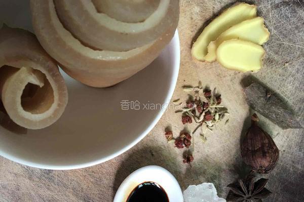 凉拌猪皮的做法图解1