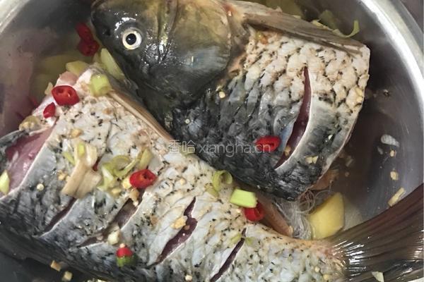 酸辣蒜蓉粉丝蒸鱼的做法图解1