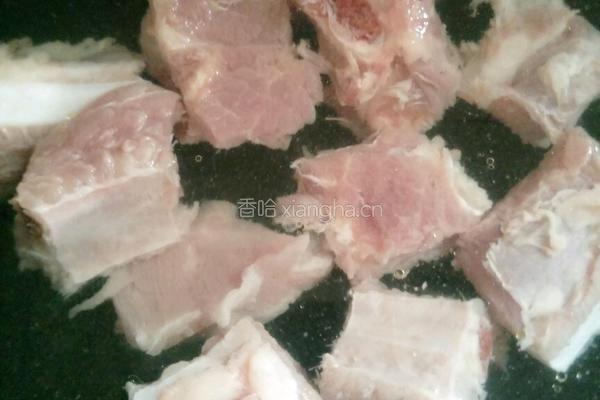 板栗玉米排骨汤的做法图解2
