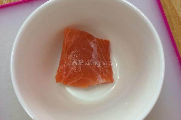 宝宝辅食～三文鱼奶香蛋黄羹的做法图解1