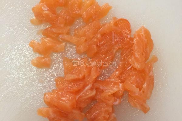 宝宝辅食～三文鱼奶香蛋黄羹的做法图解2
