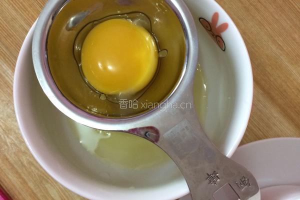 宝宝辅食～三文鱼奶香蛋黄羹的做法图解3