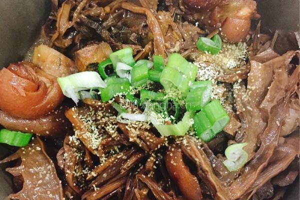 笋干黄花菜炖猪蹄的做法图解14