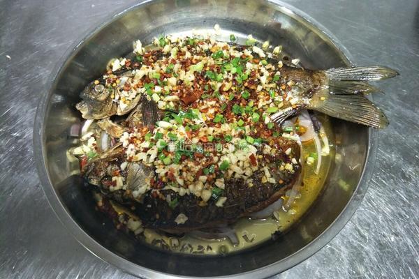 小柱私房菜之蒜香鲫鱼的做法图解5