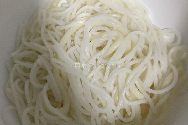 米线花样吃—黑椒炒米线的做法图解1