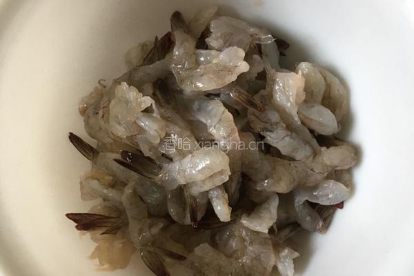 蒜味虾的做法图解1