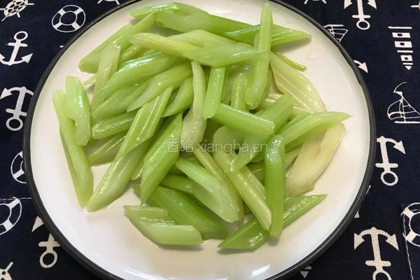 清炒西芹的做法图解4