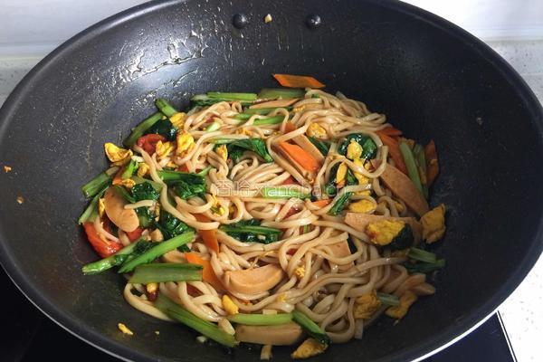 火腿蔬菜炒面的做法图解7