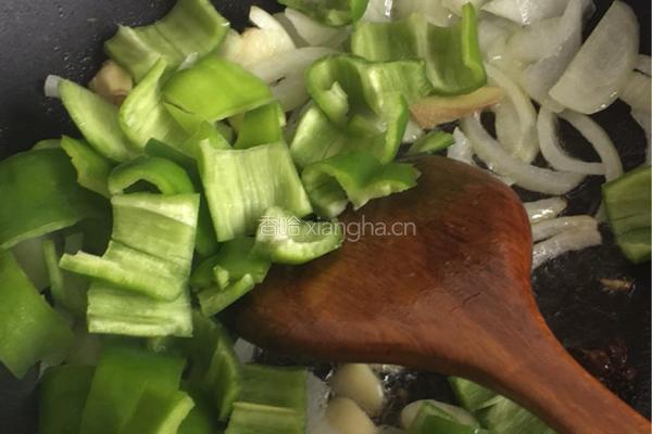 尖椒炒牛肉的做法图解2