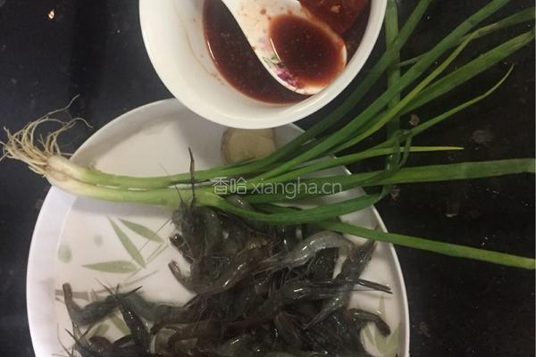南乳汁煮炸河虾的做法图解1