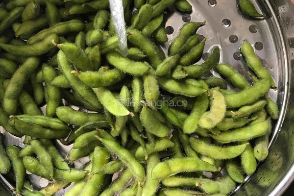 五香花生毛豆的做法图解1