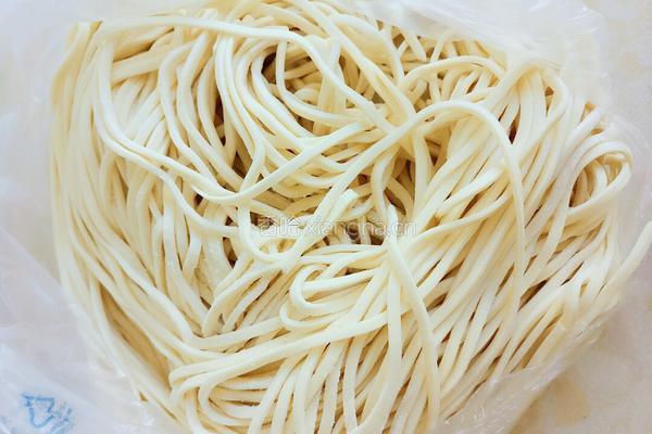 尖椒火腿炒面的做法图解1