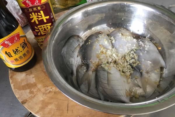 煎焖小鲳鱼的做法图解2