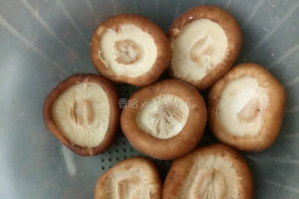 香菇包肉的做法图解1