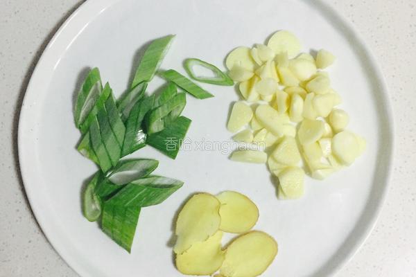 腊肠茶树菇小炒的做法图解2