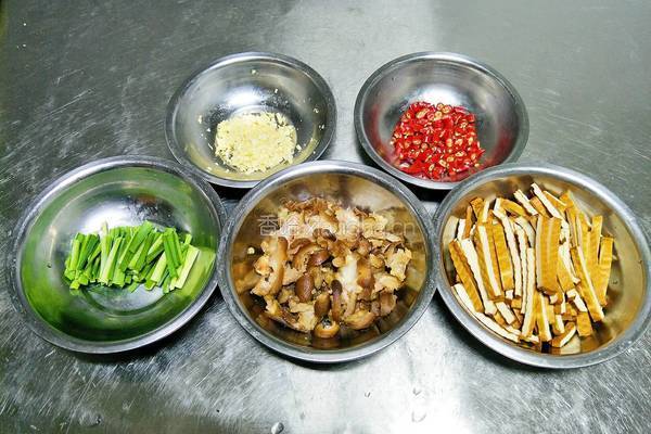 小柱私房菜之柴火香干炒猪手的做法图解2