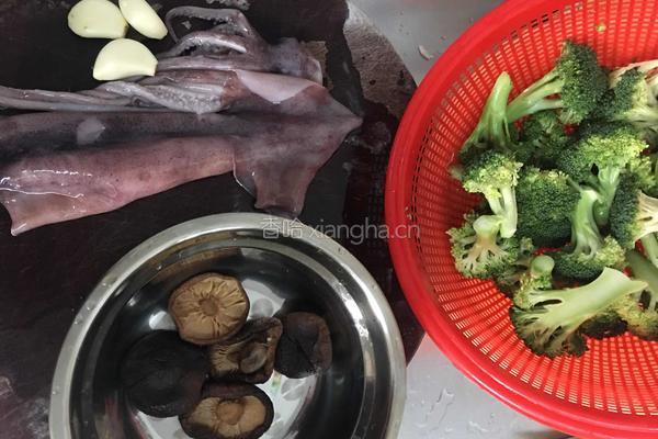 鱿鱼炒西兰花的做法图解1