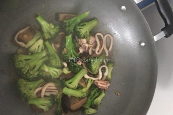 鱿鱼炒西兰花的做法图解5