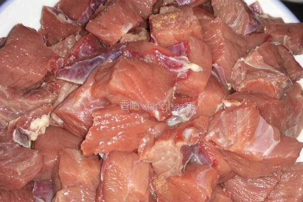 胡萝卜炖牛肉的做法图解1
