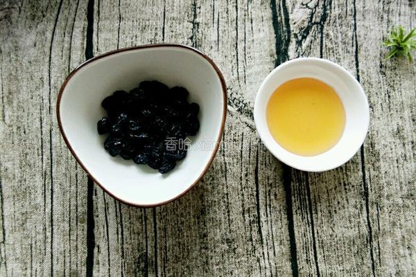 蜂蜜葡萄干豆花的做法图解2