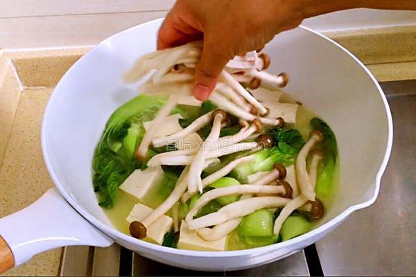 青岛#油菜菌菇豆腐汤#年夜饭#的做法图解6