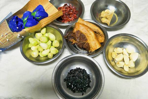 小柱私房菜之藠头炒腊肉的做法图解1