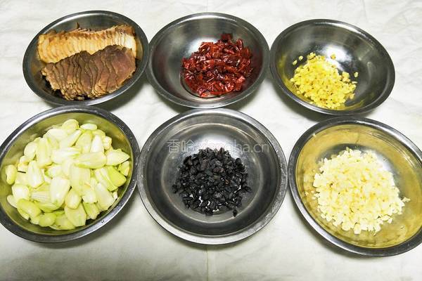 小柱私房菜之藠头炒腊肉的做法图解2