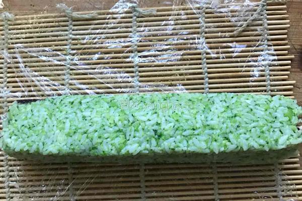 金枪鱼蔬菜包饭的做法图解6