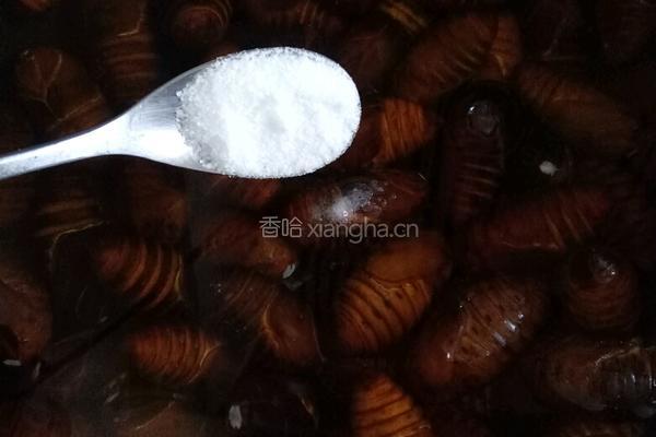 香酥蚕蛹的做法图解1