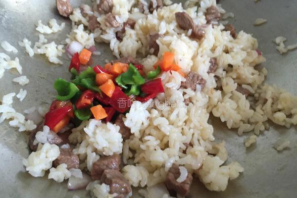 牛肉粒杂蔬炒饭的做法图解9