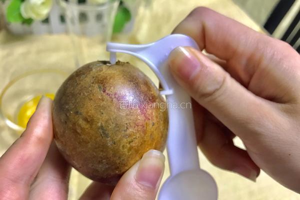 百香果茶的做法图解1