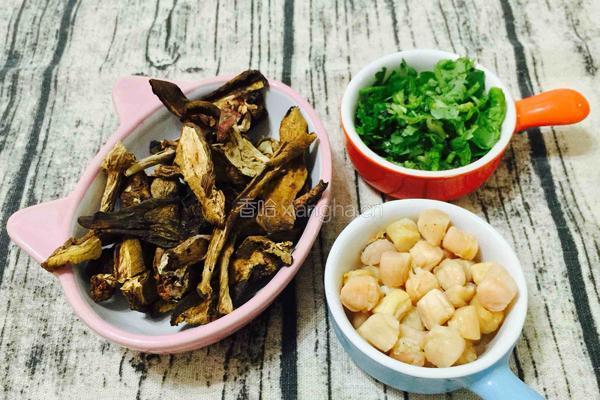 牛肝菌排骨干贝海虾粥的做法图解1
