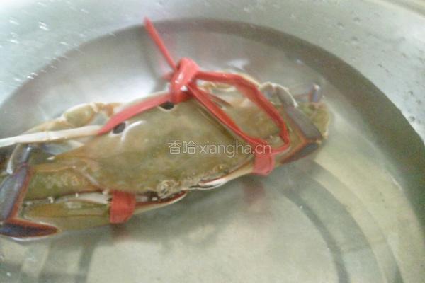 梭子蟹炒年糕的做法图解1