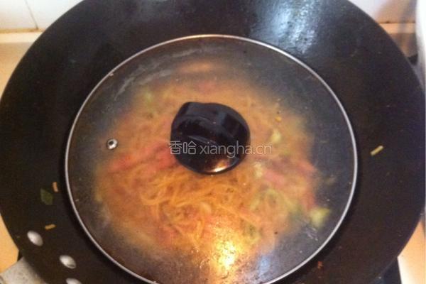火腿肠闷面的做法图解5
