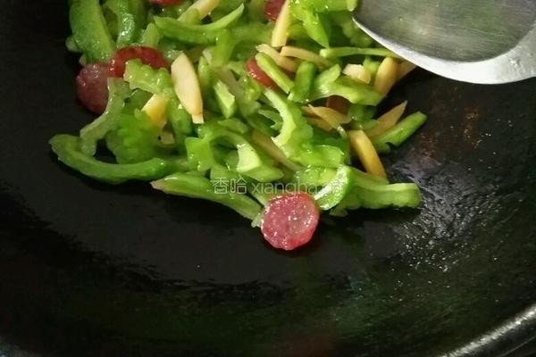 土豆腊肉炒苦瓜的做法图解2