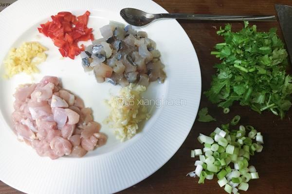 咸鱼、鸡粒豆腐煲的做法图解2