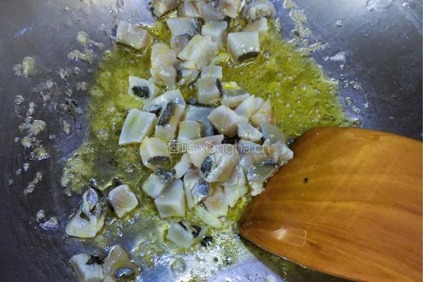 咸鱼、鸡粒豆腐煲的做法图解4