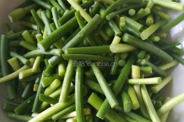 蒜薹炒肉的做法图解1