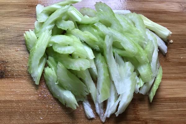 西芹炒肉/芹菜炒肉的做法图解2