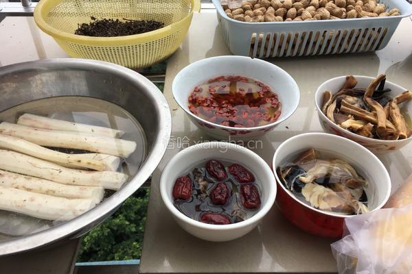 野生菌排骨炖汤的做法图解2