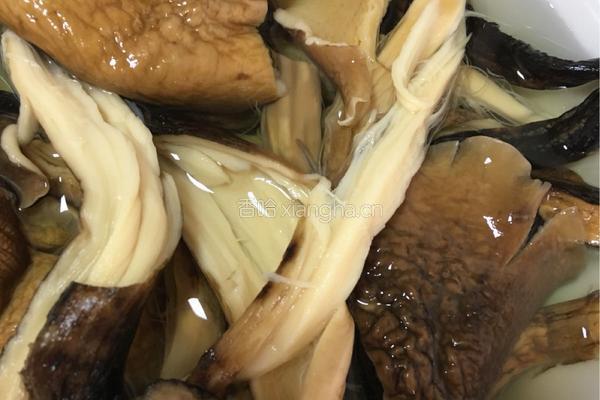 野生菌排骨炖汤的做法图解4